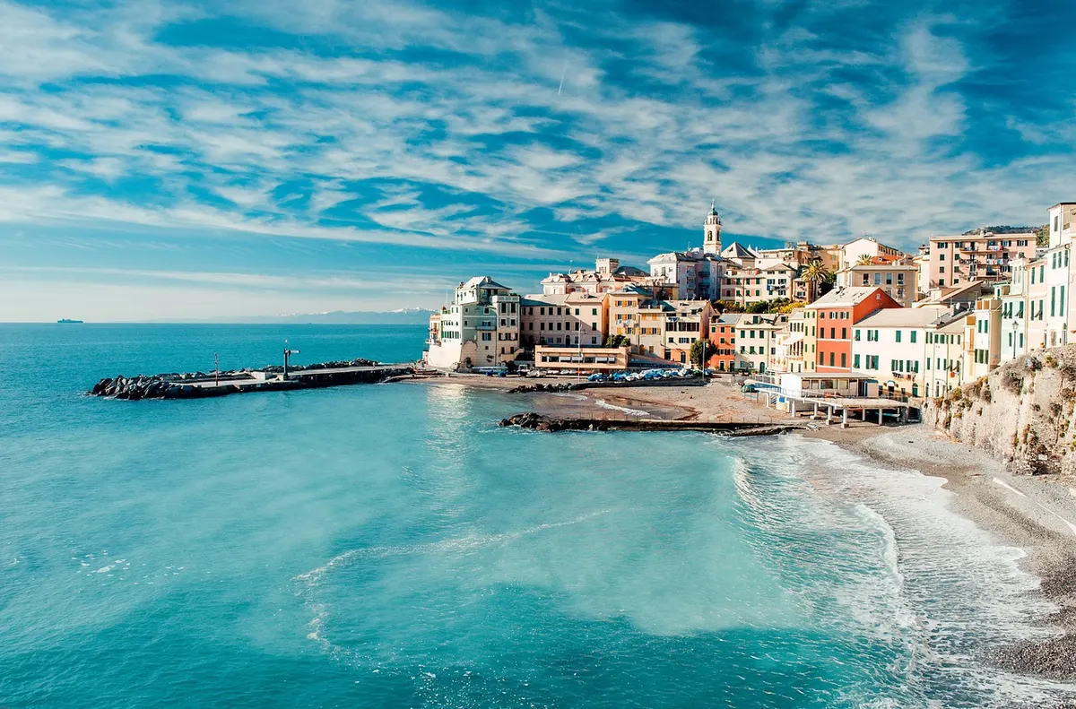 Leben im Ausland nach dem Auswandern – mediterrane Küstenstadt mit Strand und Meer