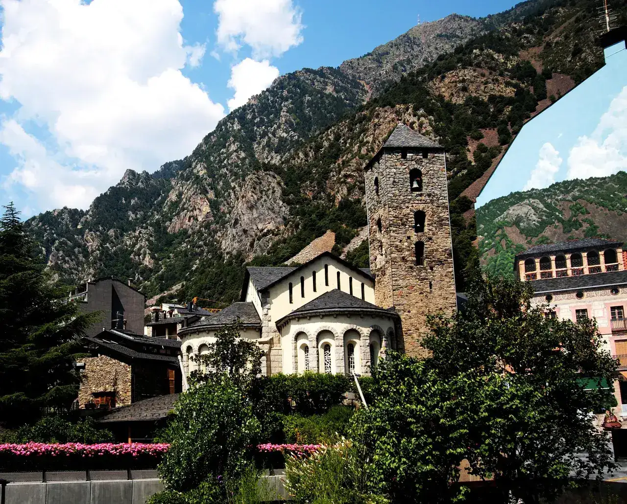 Bergpanorama über Andorra la Vella in den Pyrenäen – Auswandern nach Andorra