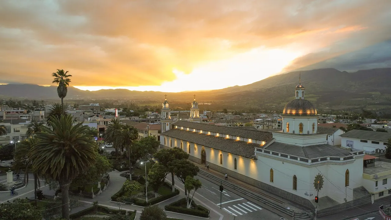 Altstadt von Quito vor den Anden – Auswandern nach Ecuador