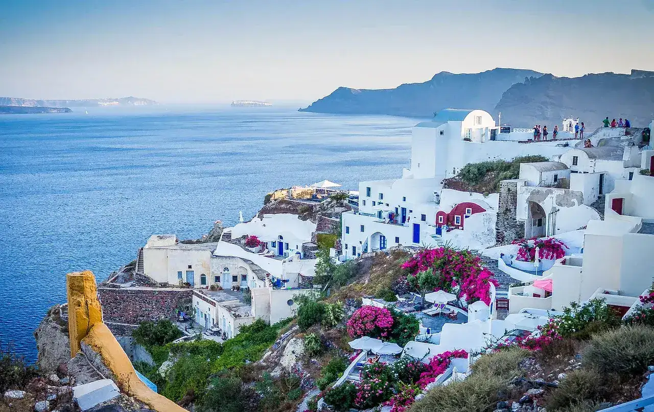 Weiße Häuser von Santorini über dem Meer – Auswandern nach Griechenland