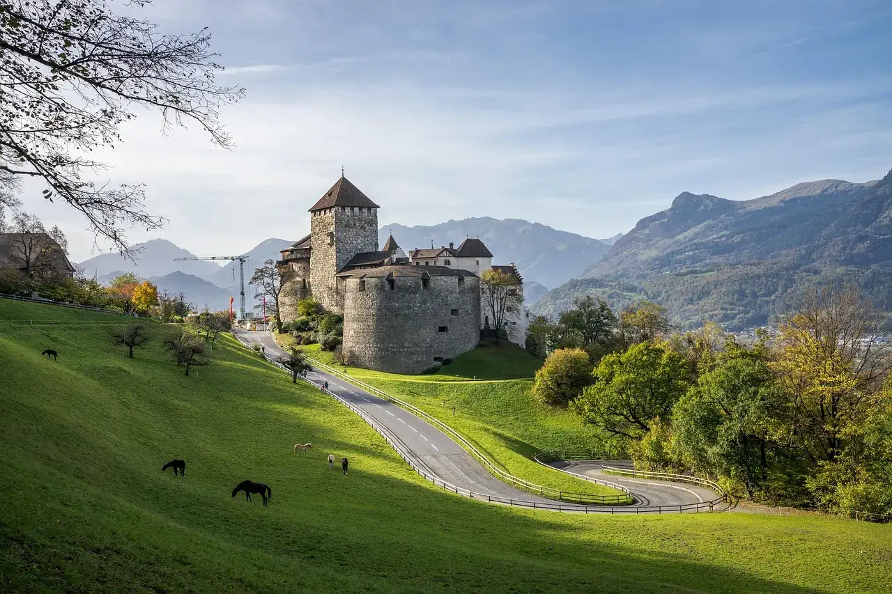 Schloss Vaduz vor den Alpen – Auswandern nach Liechtenstein