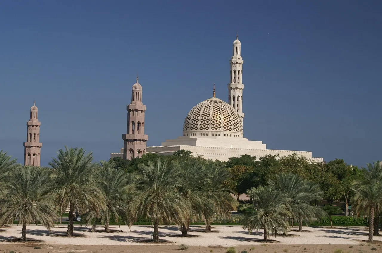 Große Moschee und Küste von Maskat – Auswandern nach Oman