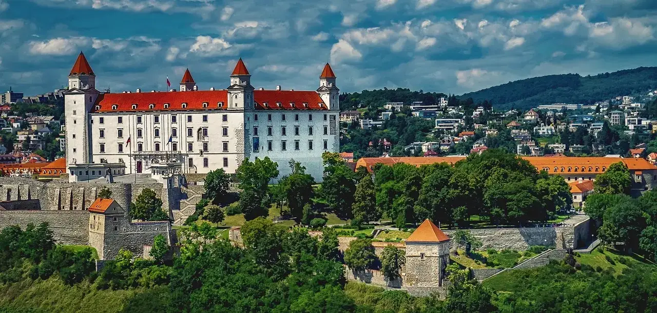 Burg von Bratislava – Auswandern nach die Slowakei