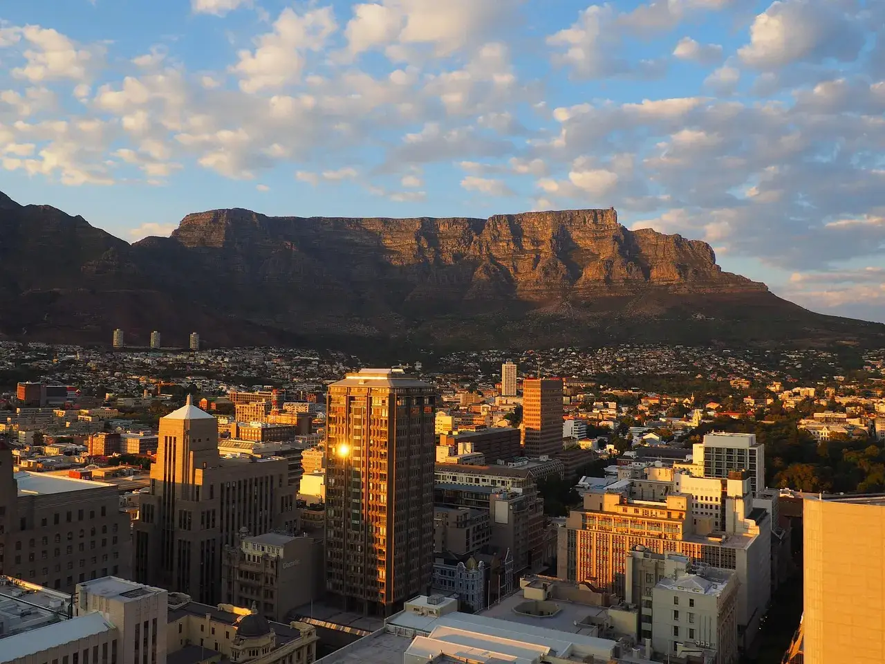 Kapstadt vor dem Tafelberg – Auswandern nach Südafrika