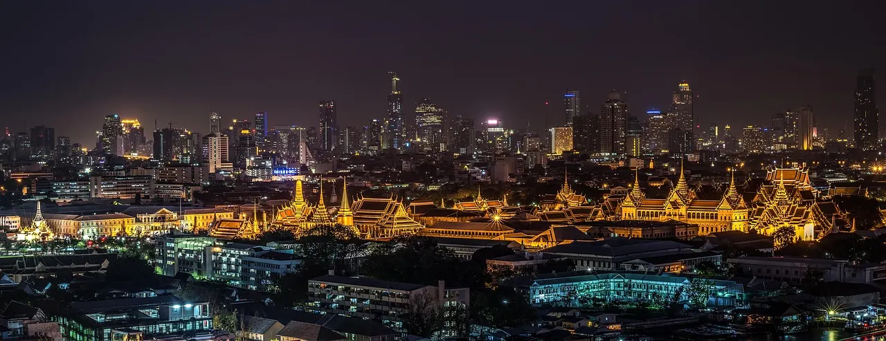Tempel und Skyline von Bangkok – Auswandern nach Thailand