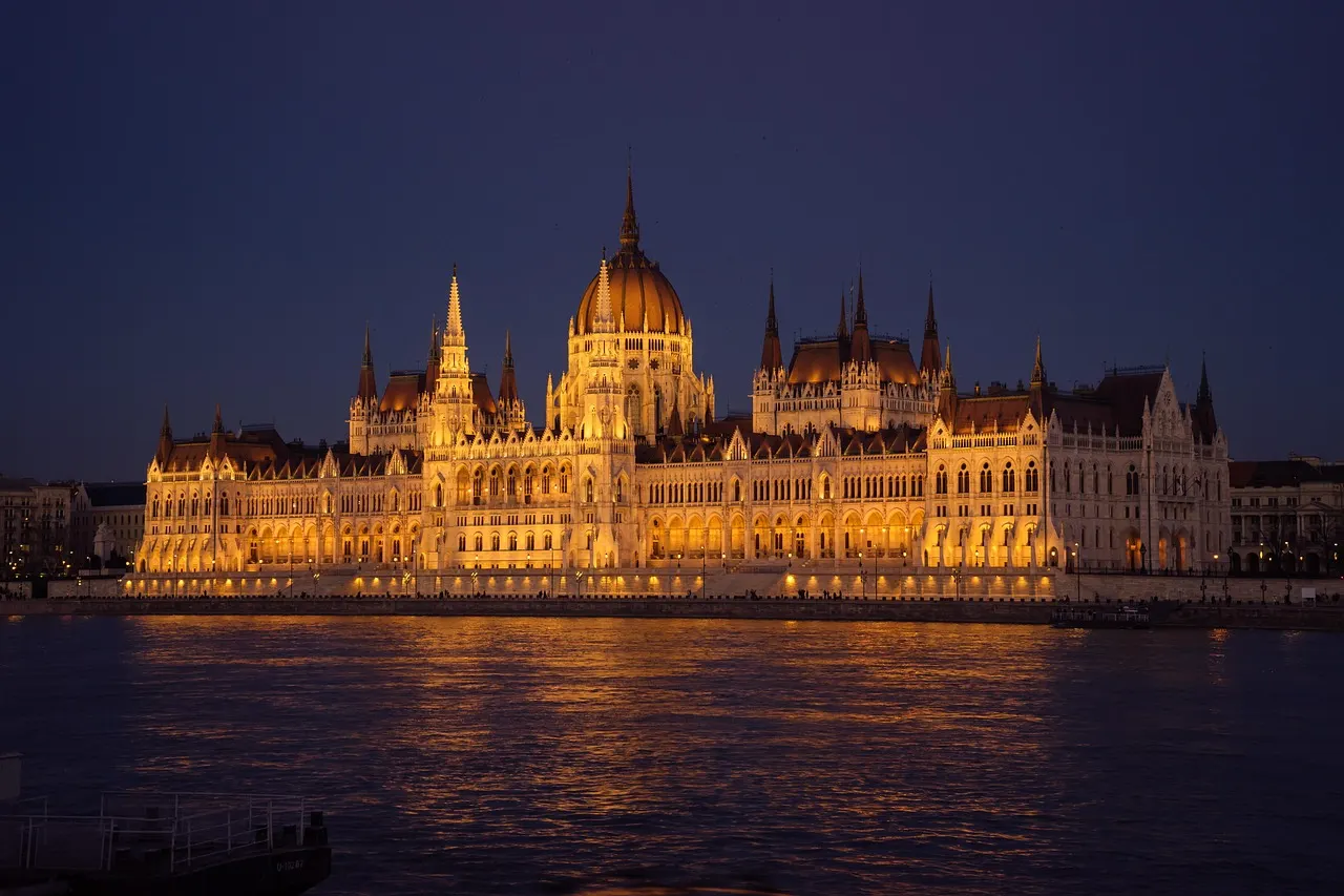 Parlament von Budapest an der Donau – Auswandern nach Ungarn