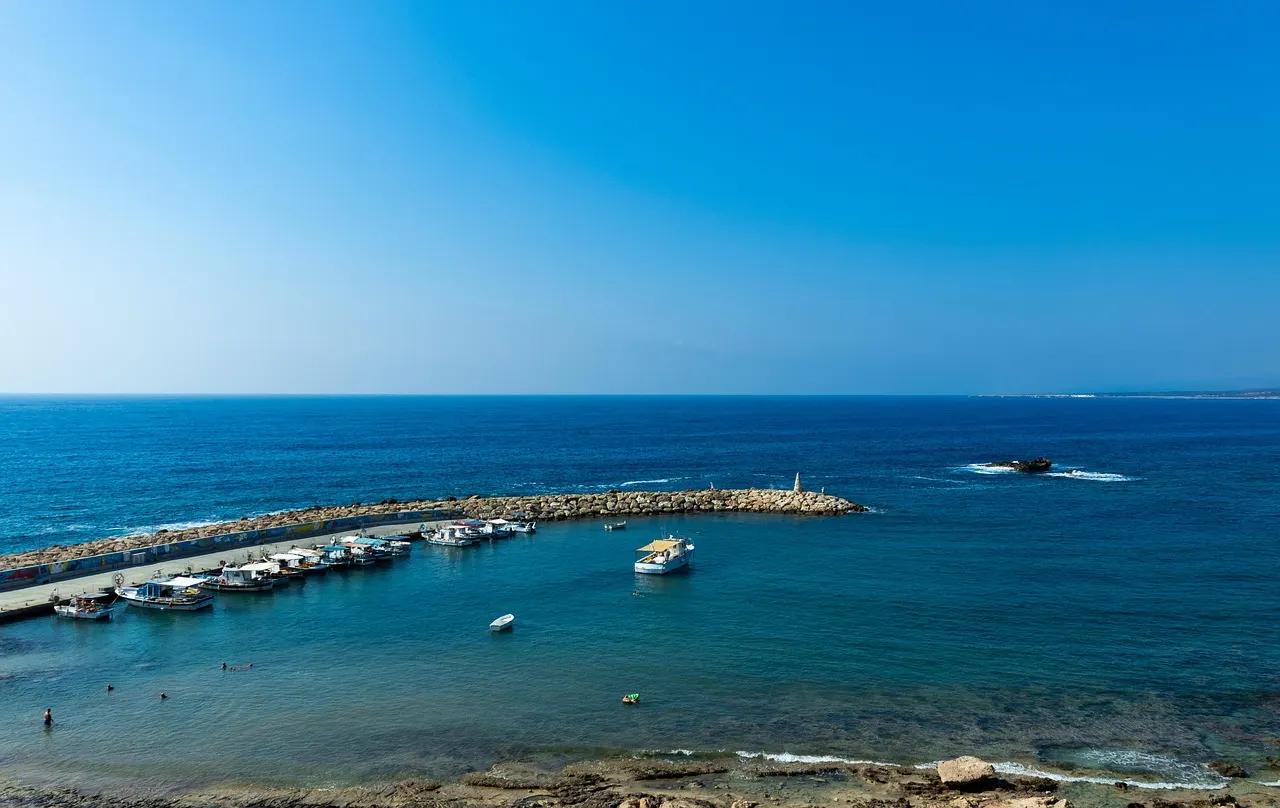 Hafen und Küste bei Paphos auf Zypern – Auswandern nach Zypern