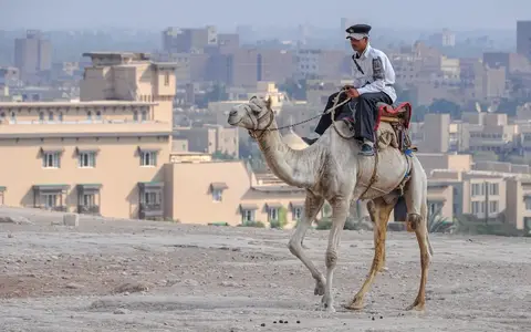 Stadtansicht von Kairo mit den Pyramiden von Gizeh – Auswandern nach Ägypten