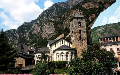 Bergpanorama über Andorra la Vella in den Pyrenäen – Auswandern nach Andorra