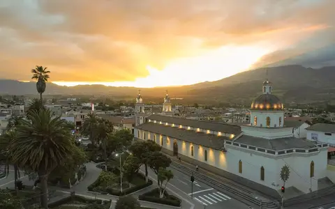 Altstadt von Quito vor den Anden – Auswandern nach Ecuador