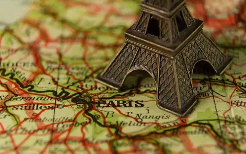 Eiffelturm und Stadtansicht von Paris – Auswandern nach Frankreich