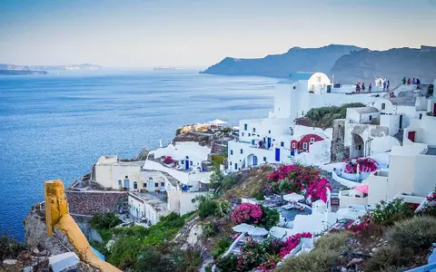 Weiße Häuser von Santorini über dem Meer – Auswandern nach Griechenland