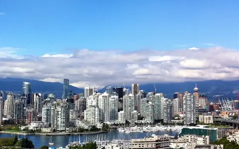 Skyline von Vancouver vor den Bergen – Auswandern nach Kanada