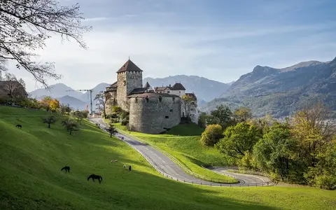 Schloss Vaduz vor den Alpen – Auswandern nach Liechtenstein