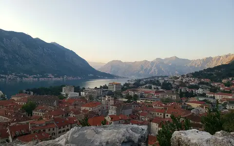 Bucht von Kotor mit Altstadt – Auswandern nach Montenegro