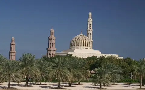Große Moschee und Küste von Maskat – Auswandern nach Oman