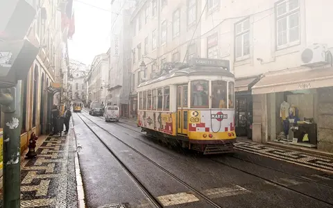 Historische Tram in der Altstadt von Lissabon – Auswandern nach Portugal