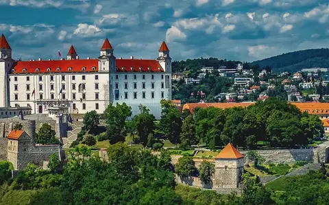 Burg von Bratislava – Auswandern nach die Slowakei