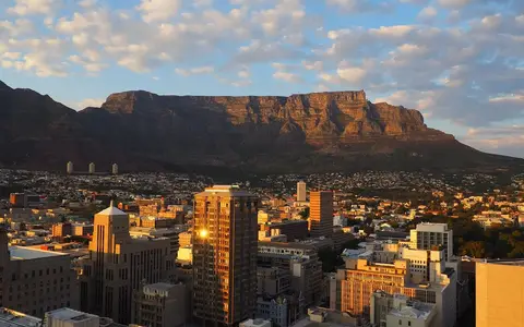 Kapstadt vor dem Tafelberg – Auswandern nach Südafrika