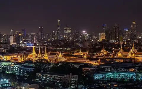 Tempel und Skyline von Bangkok – Auswandern nach Thailand