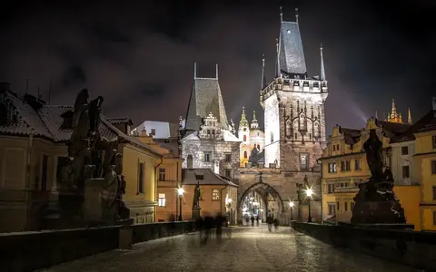 Karlsbrücke und Altstadt von Prag – Auswandern nach Tschechien