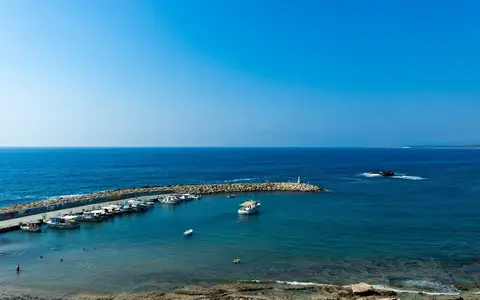 Hafen und Küste bei Paphos auf Zypern – Auswandern nach Zypern